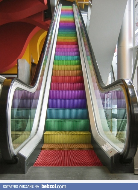 Ruchome schodzy przypominające tęczę