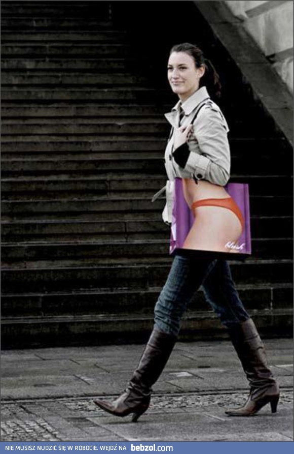 Reklamówka ze sklepu z damską bielizną