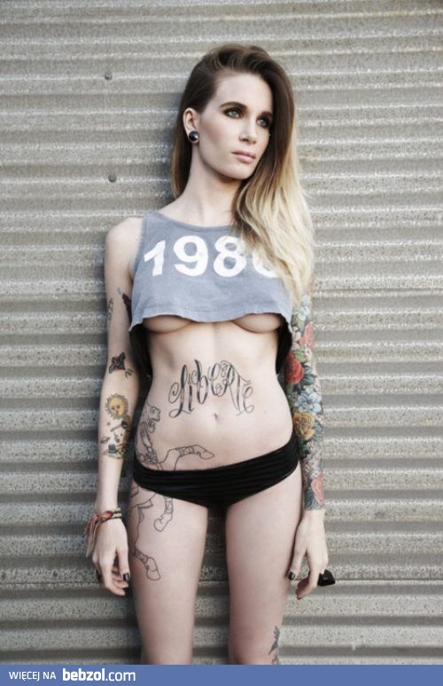 Seksowna i wytatułowana