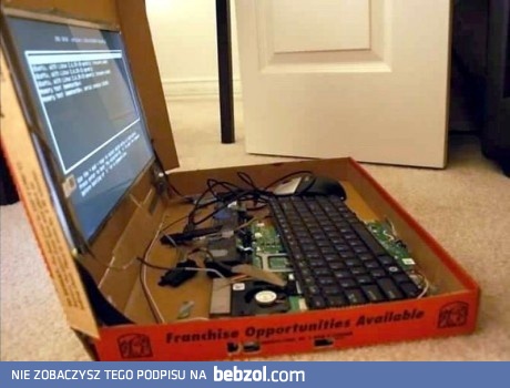 Laptop w pudełku od pizzy