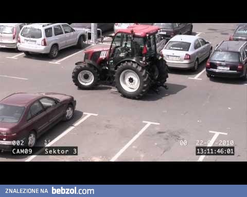 Laska parkuje pod tesko traktorem 