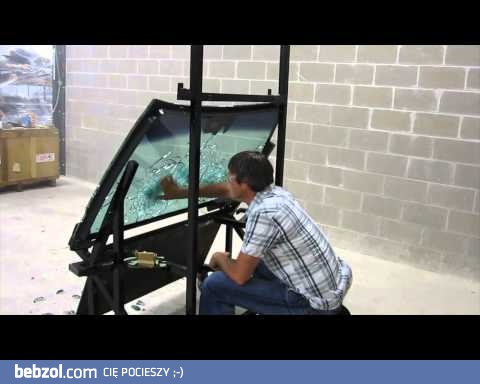 Szyba kuloodporna zatrzymuje pocisk ak47