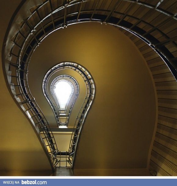 Ciekawa konstrukcja schodów 