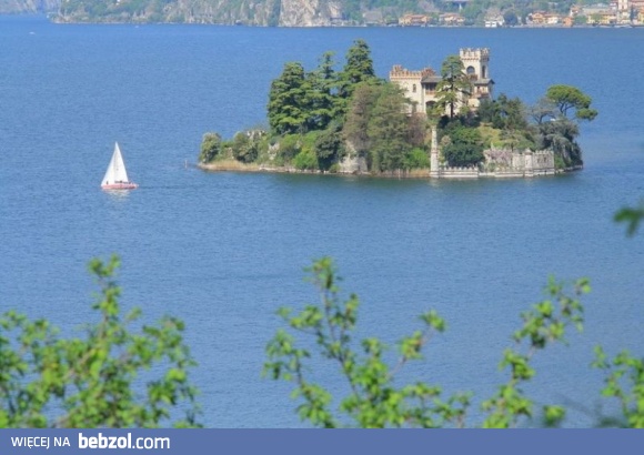 Samotny zamek na jeziorze