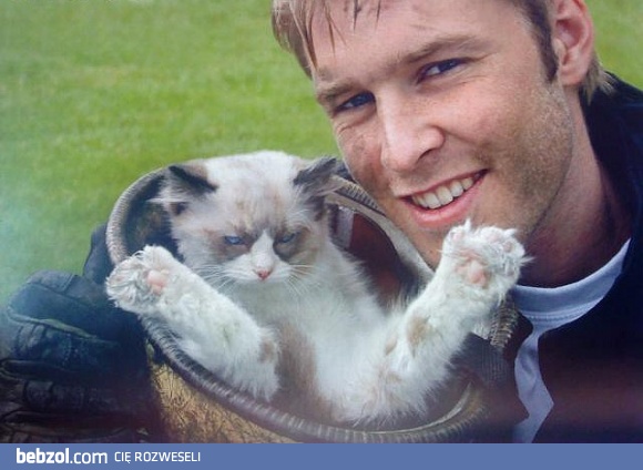 Strażak i uratowany z pożaru kot