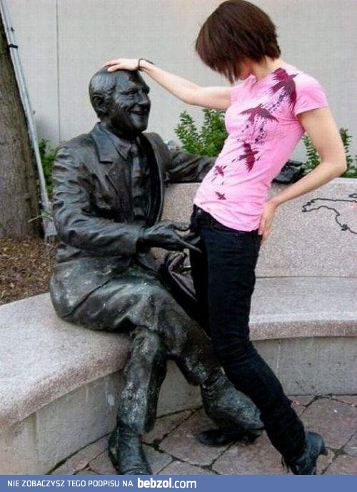 Napalona dziewczyna i posąg