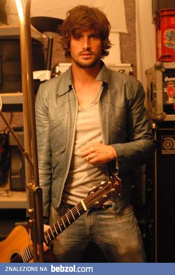 Przystojny gitarzysta