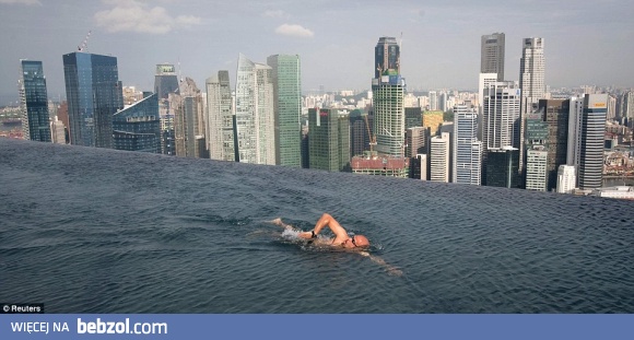 Basen na dachu wieżowca w Singapurze