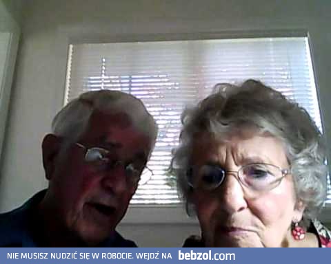 Staruszkowie bawią się kamerką 