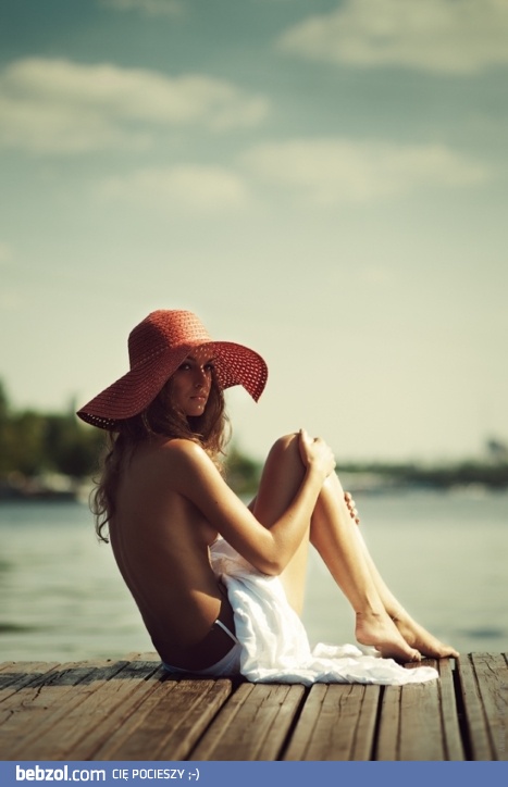 Topless na pomoście