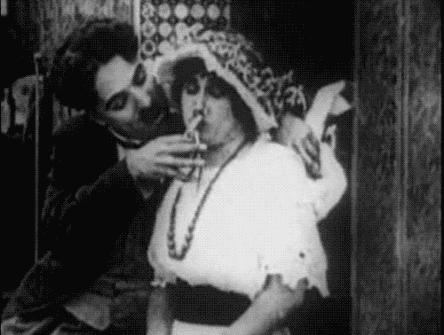 Charlie Chaplin daje buziaka