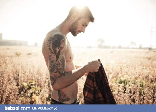 Wytatuowany przystojniak