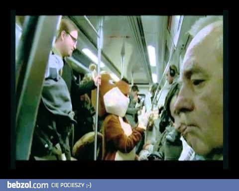 Szalony wiewór rozdaje kasę w metrze