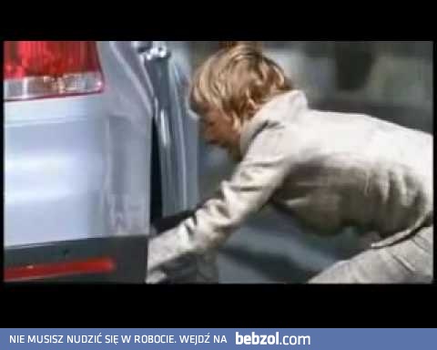 Kobieta zmienia koło