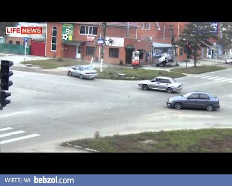Idiota wjeżdża na skrzyżowanie na czerwonym