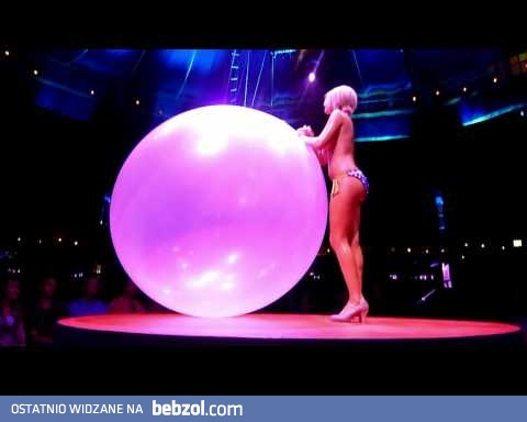 Egzotyczny taniec z balonem