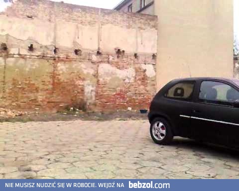 Wyburzanie muru Oplem... made in Poland ;-)