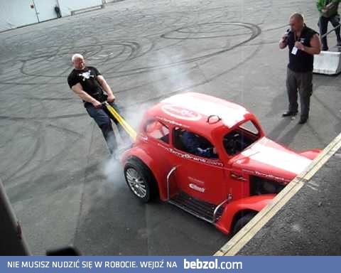 Trzeba mieć DUŻO siły... bo ten samochód jedzie do przodu!!!