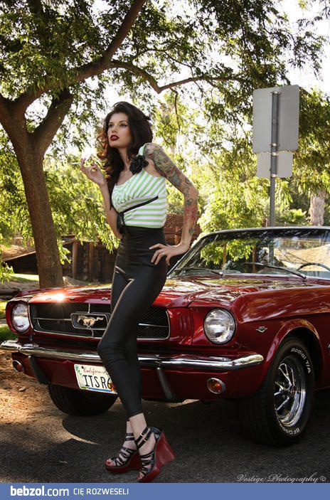 Piękna kobieta i szybki samochód... A może odwrotnie