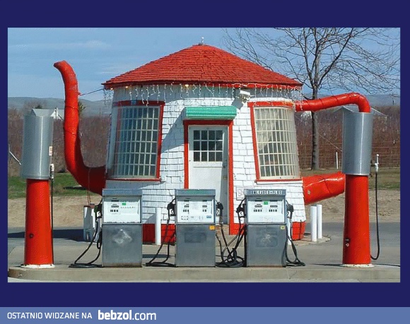 Widząc taką bajeczną stacyjkę benzynową, zapominamy o wysokich cenach paliwa...
