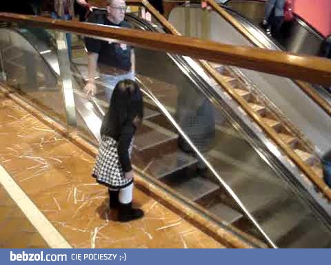 Grzeczna dziewczynka w centrum handlowym