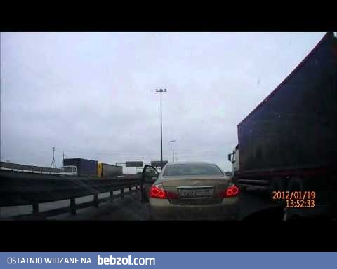 Idiota zatrzymuje się bez powodu na autostradzie