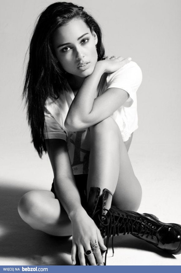 Kusząca w czerni i bieli