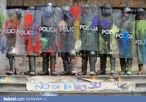 Policjanci w radosnych barwach