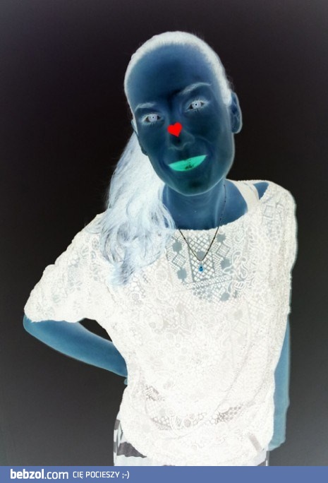 PRZEZ 10 SEKUND PATRZ NA CZERWONE SERDUSZKO, POTEM PATRZ NA JASNĄ ŚCIANĘ MRUGAJĄC POWIEKAMI