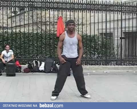 Uliczny tancerz w Paryżu