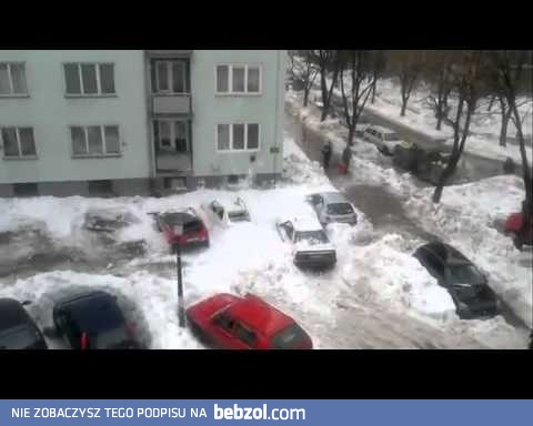 Spadający śnieg z dachu, prosto na zaparkowane samochody. 