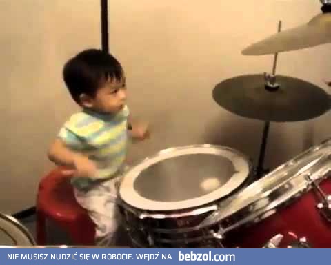 Roczne dziecko wymiata na perkusji