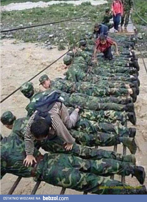 Japońscy żołnierze w czasie powodzi