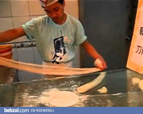 Chińczyk robiący makaron