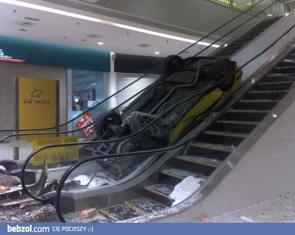 Jak widać ruchome schody potrafią być niebezpieczne