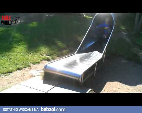 Mały superman uczy się latać