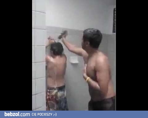 Mały żarcik pod prysznicem