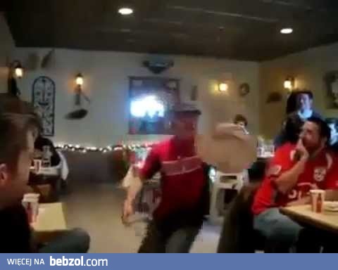 Do takiego urabiania ciasta przydałby się kask