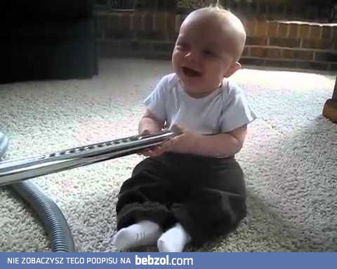 Bezcenny śmiech odkurzanego dziecka