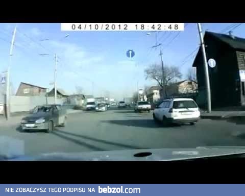 Niezwykły refleks kierowcy ratuje kobietę 