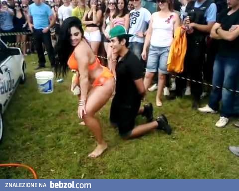 Dziewczyna też przyszła na pokaz?