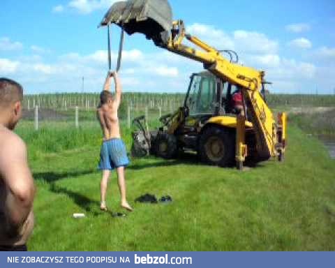 Zabawa koparką nad Białą Rawską