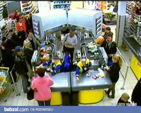 Założyła kasjerce kosz na głowę