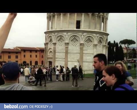 Zabawa z turystami w Pizie