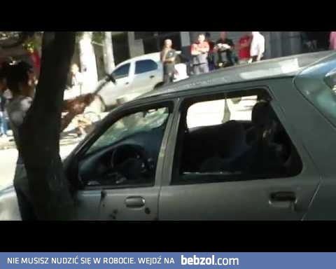 Wkurzona dziewczyna vs samochód