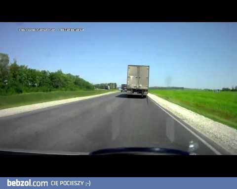 Idiota wyprzedza na zakręcie