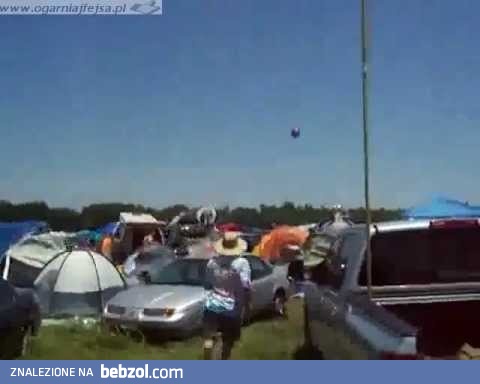 Silny wiatr nad polem namiotowym