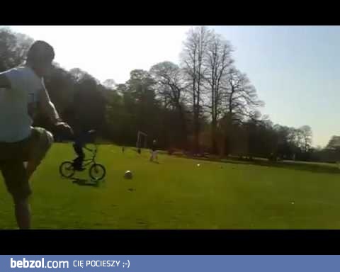 Piłka kontra rowerzysta