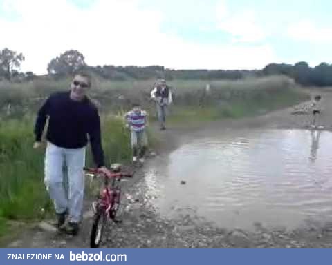 Tata pokazuje dziecku jak się jeździ na rowerku