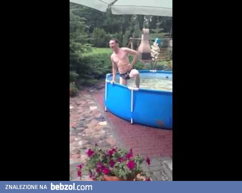 Skok do basenu po kilku piwkach